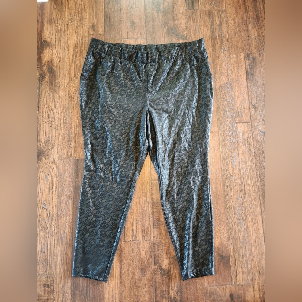 Torrid Lace Print Size 4 Black Leggings